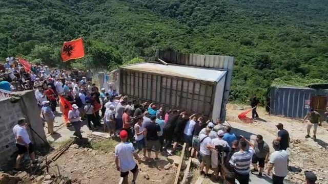 Protestuesit mësyjnë në Kakome  hiqet rrethimi dhe shkatërrohen godinat e rojeve