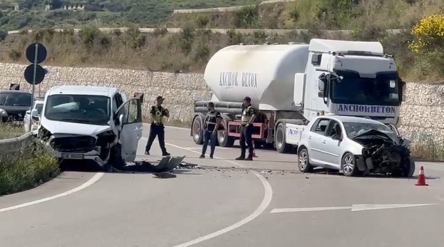 Përplasen dy automjete në Vlorë  njëri prej drejtuesve në gjendje të rëndë  Forcat zjarrfikëse e nxjerrin nga mjeti ku mbeti i bllokuar  FOTOT 