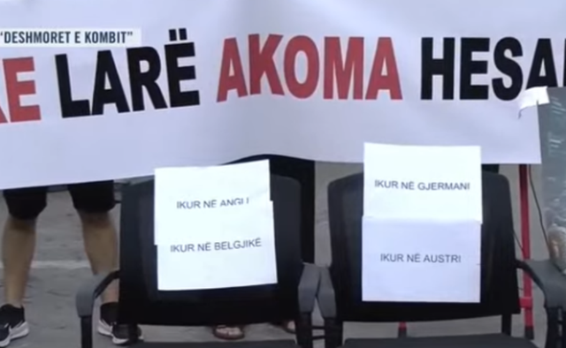  Ikur në Angli e Gjermani   Simbolika që vjen nga protesta  karrige për rininë e larguar nga vendi