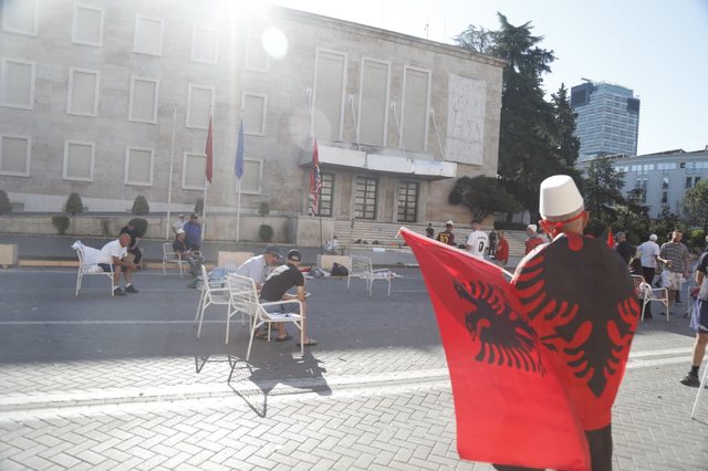 Tubimi i djeshëm  Qëndruan deri në orët e para të mëngjesit para Kryeministrisë  policia procedon 9 protestues