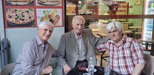 Foto-Me veteranin Qemal Bego dhe pasardhësin Ilmi Qazimi në lokalin pranë shtëpisë ku ai banon