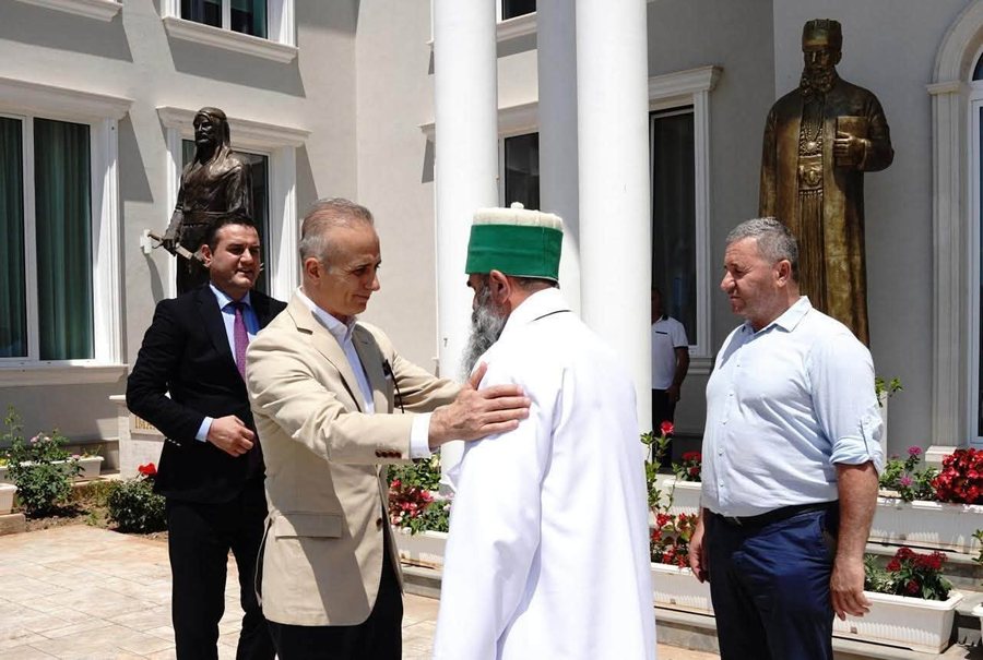 Puçi i Erdoganit te bektashinjtë  ambasadori turk thyen protokollin për të shmangur Baba Mondin