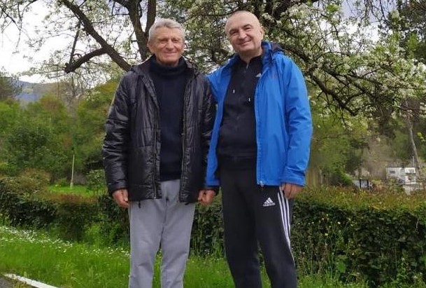 I jep sot lamtumirën e fundit babait  Ilir Meta lë qelinë e burgut 313  shoqërohet drejt Skraparit