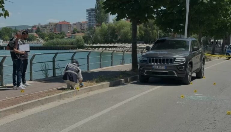 Plagosja me armë e të riut në Pogradec  Xhama të thyer përtokë  pamjet nga vendi i ngjarjes  Makina e autorit gjendet 