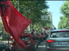 Protesta më e madhe antiqeveritare në Shqipëri/ Autokolona me qindra protestues nga diaspora ngre në këmbë kryeqytetin, me flamuj dhe thirrje