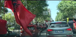Protesta më e madhe antiqeveritare në Shqipëri/ Autokolona me qindra protestues nga diaspora ngre në këmbë kryeqytetin, me flamuj dhe thirrje