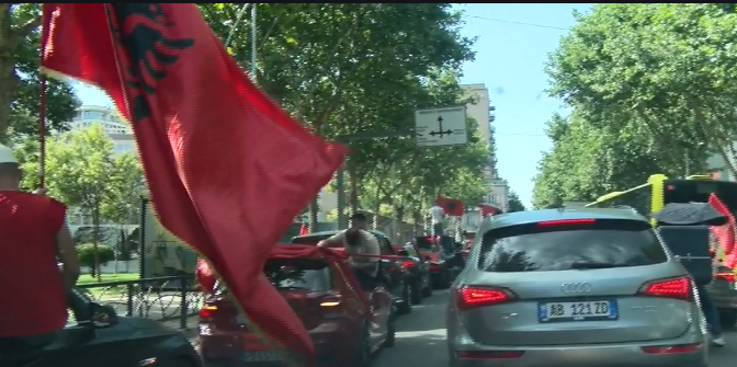 Protesta më e madhe antiqeveritare në Shqipëri  Autokolona me qindra protestues nga diaspora ngre në këmbë kryeqytetin  me flamuj dhe thirrje