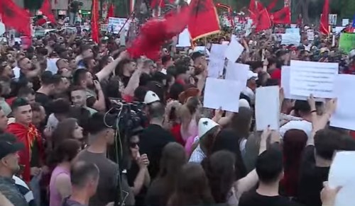  Po qe se do të vdesim  të vdesim sot për Shqipërinë   Mesazhe të forta nga protesta para Kryeministrisë  Të çlirojmë vendin nga keqqeverisja 
