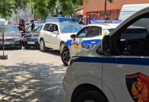 E pazakontë! Tentoi t’i shpëtonte arrestimit nga policia, përplasi me makinë 4 automjete të parkuara në rrugë, arratiset autori
