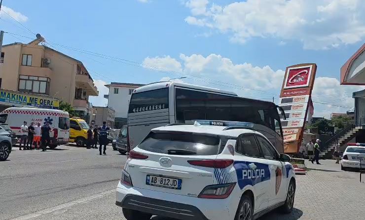 Aksidentohet autobusi me nxënës në Elbasan  u përplas me një makinë dhe mori para policia në vendngjarje