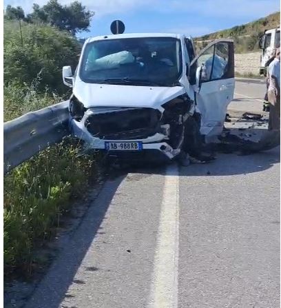 Aksident në Vlorë  përplasen dy automjete  Një prej shoferëve në gjendje të rëndë