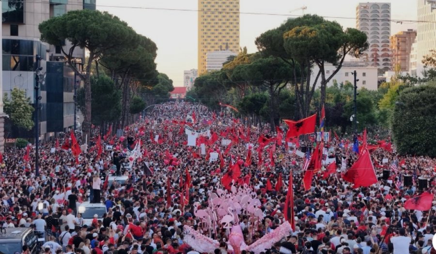  Dorëheqeje   Nis protesta e 29 të kombëtare  protestuesit mblidhen para Kryeministrisë