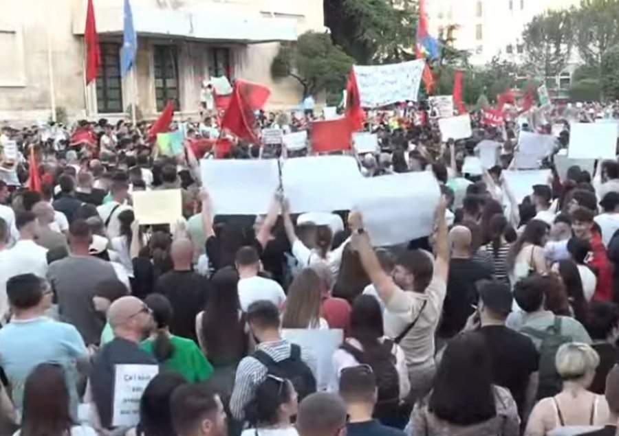 Dita e 3 të  Mijëra qytetarë refuzojnë dialogun e Ramës  kërkojnë dorëheqjen e Kryeministrit