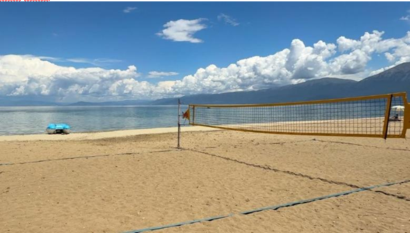 Denoncon operatori turistik Drejtorët e Bashkisë Pogradec pas bizneseve në qytet  zënë edhe rërën me beach bare