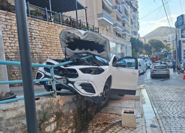 Turisti francez humb kontrollin e mjetit dhe përplaset me barrierat  Shkatërrohet makina  drejtuesi shpëton pa pasoja