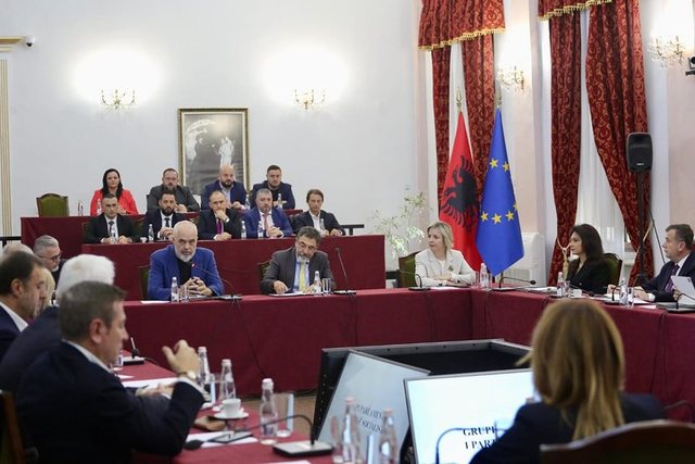 Rama thërret mbledhje me drejtuesit e qarqeve në selinë e PS së