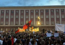 Protestuesit paraqesin 5 kërkesat: Dorëheqje e panegociueshme e Kryeministrit, qeveri teknike për 12 muaj…