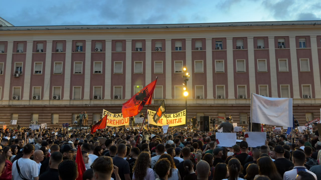 Protestuesit paraqesin 5 kërkesat  Dorëheqje e panegociueshme e Kryeministrit  qeveri teknike për 12 muaj 