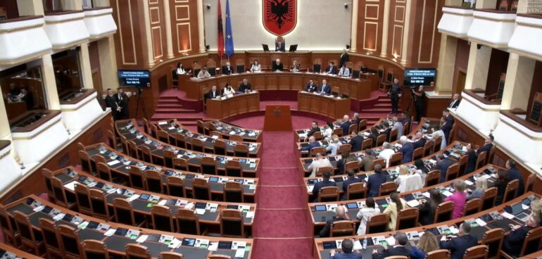 Kuvendi mblidhet sot në seancë plenare  në rend dite projektligji për kontrollet zyrtare dhe 8 projektrezoluta
