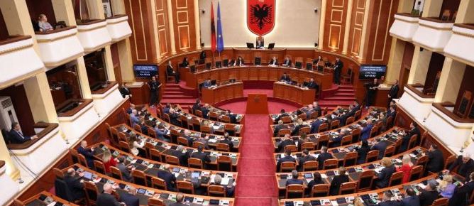 Sot seancë plenare në Kuvend  diskutohet miratimi i përbërjes së komisioneve parlamentare