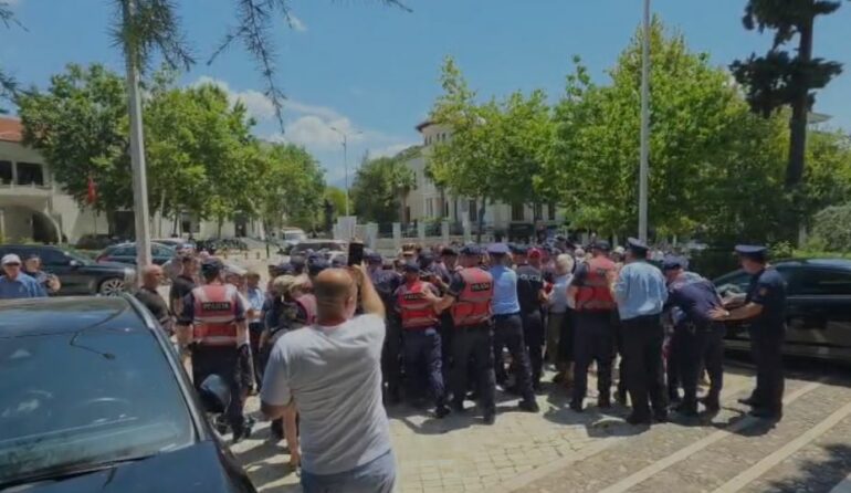 Makina e ministrit del nga Kuvendi  protestuesit e sulmojnë me vezë