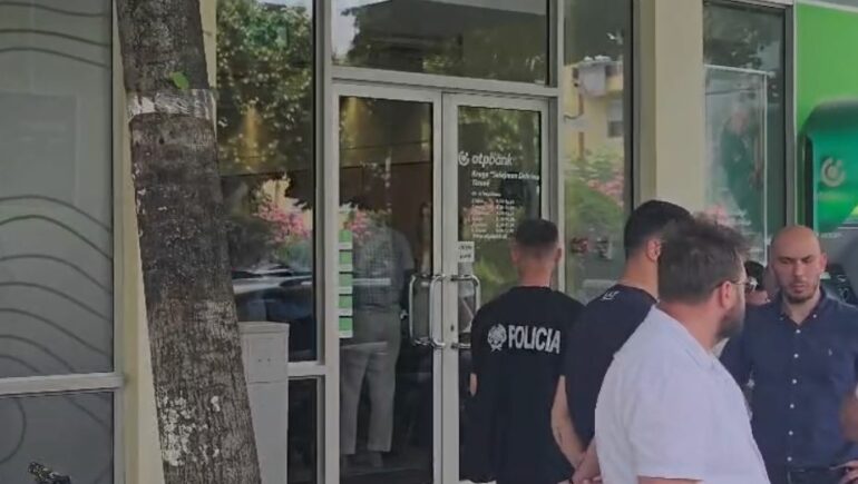 I veshur me të zeza dhe i maskuar  autori i grabitjes së  OTP Bank  u largua me skuter nga vendngjarja