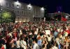 Shqiptarët në revoltë/ Turistët e huaj i bashkohen protestës: Nuk jemi të frikësuar! Jeni të mrekullueshëm, mbroni natyrën dhe luftoni korrupsionin