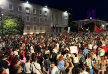 Shqiptarët në revoltë/ Turistët e huaj i bashkohen protestës: Nuk jemi të frikësuar! Jeni të mrekullueshëm, mbroni natyrën dhe luftoni korrupsionin