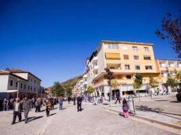 Socialistët e Poliçanit dorzojnë kartat e antarësimit në PS, pas vendimit të qeverisë socialiste për shkrirjen e Poliçanit.