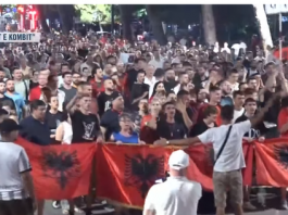 Protesta e 39-të/ Mbyllen fjalimet para Kryeministrisë, nis marshimi rrugëve të Tiranës