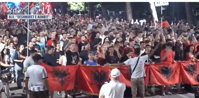 Protesta e 39 të  Mbyllen fjalimet para Kryeministrisë  nis marshimi rrugëve të Tiranës