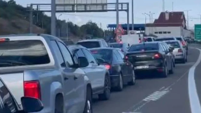Fluks i lartë në Morinë  mijëra qytetarë nga Kosova i drejtohen bregdetit shqiptar