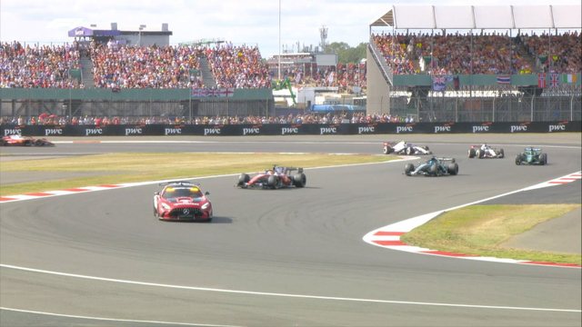Garë e çmendur e Formula 1 në Silverstone  Leclerc triumfon pas një fundi dramatik me makinë sigurie