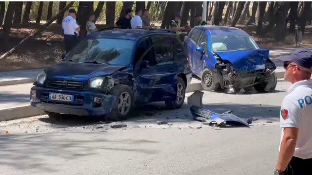 Aksident në Pyllin e Sodës në Vlorë  kamioni përplaset me makinën  dy vajza të plagosura