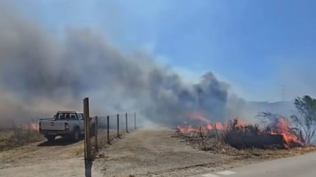 Zjarri i përmasave të mëdha në Drizë  evakuuohen 11 familje  në ndihmë të zjarrfikësve shkojnë edhe helikopterë të Forcave të Armatosura