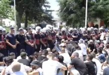 Tensionet në protestë/ Shkon në 8 numri i të arrestuarve, 12 ende me statusin e të shoqëruarit (EMRAT)