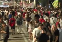Mbyllet pas 3 orësh protesta para Kryeministrisë, qytetarët nisin marshimin në rrugët e Tiranës, nuk harrojnë dy djemtë e burgosur: Jemi me ju!
