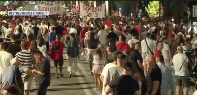 Mbyllet pas 3 orësh protesta para Kryeministrisë  qytetarët nisin marshimin në rrugët e Tiranës  nuk harrojnë dy djemtë e burgosur  Jemi me ju 