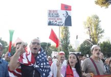 “Më dhanë masë disiplinore sepse dola në protestë”/ Qytetarja u bën thirrje mësuesve, policëve dhe infermierëve: Mos kini frikë! Sot është koha të zgjoheni