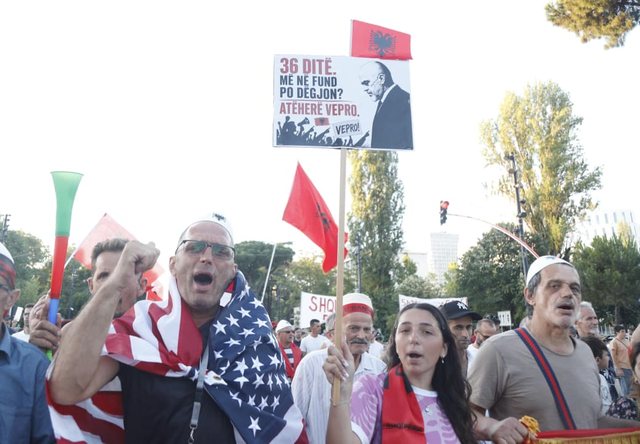  Më dhanë masë disiplinore sepse dola në protestë   Qytetarja u bën thirrje mësuesve  policëve dhe infermierëve  Mos kini frikë  Sot është koha të zgjoheni