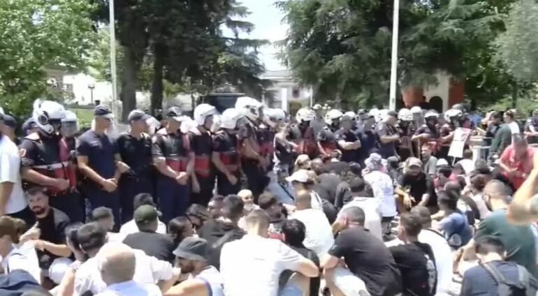 Përplasjet te Parlamenti  20 qytetarë të shoqëruar në polici  9 efektivë me lëndime dërgohen në spital