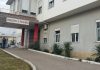 Ra nga soleta teksa riparonte çatinë në Sarandë, plagoset rëndë 44-vjeçari, dërgohet me helikopter drejt Traumës