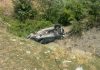 Aksident i rëndë pranë Gramshit, makina del nga rruga dhe rrokulliset disa herë, dy të plagosur