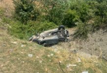 Aksident i rëndë pranë Gramshit, makina del nga rruga dhe rrokulliset disa herë, dy të plagosur