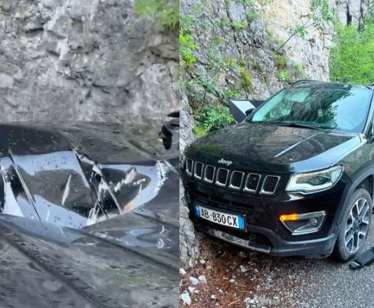 Guri masiv bie mbi një makinë në rrugën e Dukagjinit, shpëtojnë mrekullisht turistët