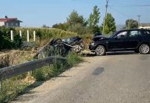 Aksident tragjik në aksin Çermë-Divjakë, humb jetën 39-vjeçari. Plagosen 5 persona, mes tyre tre fëmijë