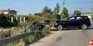 Aksident tragjik në aksin Çermë-Divjakë, humb jetën 39-vjeçari. Plagosen 5 persona, mes tyre tre fëmijë