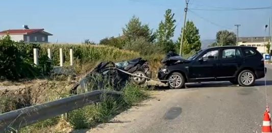 Aksident tragjik në aksin Çermë-Divjakë, humb jetën 39-vjeçari. Plagosen 5 persona, mes tyre tre fëmijë