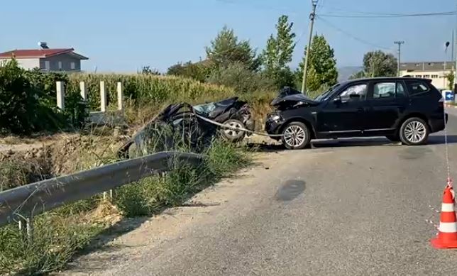 Aksident tragjik në aksin Çermë Divjakë  humb jetën 39 vjeçari  Plagosen 5 persona  mes tyre tre fëmijë