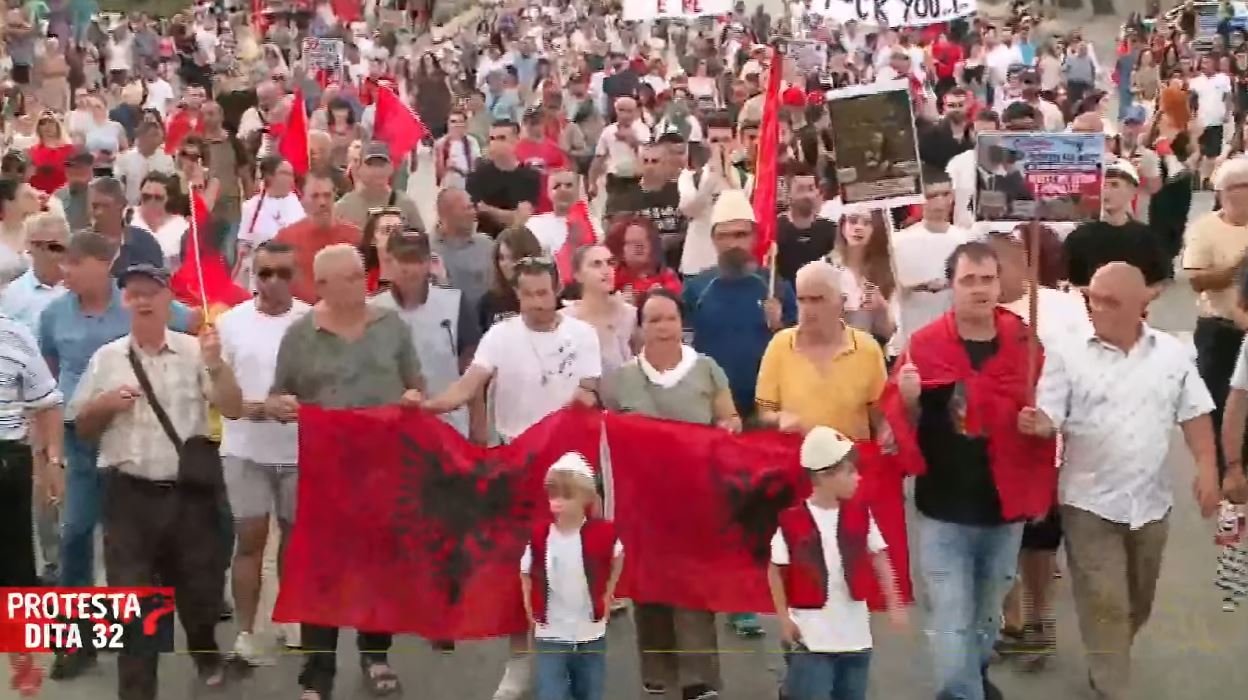 Dita e 32 të e protestës  Qytetarët mbërrijnë para Kryeministrisë